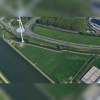 Zicht vanuit het zuiden met links de windmolen de Zuidwester op de hoek van de Veerwagenweg en de Heemsteedseweg met boven aan De Staart in 2019. Foto: Slagboom en Peeters Luchtfotografie B.V..