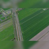 Luchtfoto gezien vanuit het westen met van boven naar beneden (noordwesten) de Staatslijn H (Utrecht-'s-Hertogenbosch) met linksboven het kasteelterrein Schalkwijk te Schalkwijk in 2019. Foto: Slagboom en Peeters Luchtfotografie B.V..