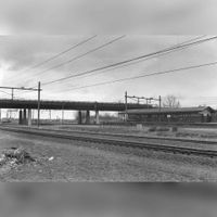 Gezicht op de voormalige halte Lunetten te Utrecht, ter hoogte van het viaduct in de Rijksweg 22 (Waterlinieweg) in maart 1955. Bron: HUA, 836586.