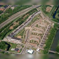 Luchtfoto van een gedeelte van de wijk Lunetten te Utrecht, met centraal de Wageningseberg (links), de Amerongseberg en de Tankenberg. Links de Waterlinieweg, onder de Vaalserberg en boven de Brennerbaan op 13 mei 1997. Bron: HUA, 838669.