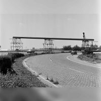 Afbeelding van een constructie voor het opspuiten van zand in verband met de aanstaande reconstructiewerken van de aansluiting van Rijksweg 22 op Rijksweg 12 (de &quot;Engelenbocht&quot;) te Utrecht op 25 juli 1967. Bron: HUA, 128742.