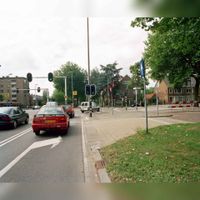 Gezicht op het kruispunt van de Stadionlaan (voorgrond) met de Adriaen van Ostadelaan te Utrecht. Op de achtergrond de Rubenslaan op 1 augustus 2001. Bron: HUA, 844498.