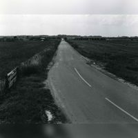 De Langeweg gezien vanaf de t-splitsing met de Utrechtseweg in de periode rond 1978. Bron: Regionaal Archief Zuid-Utrecht (RAZU), 353.
