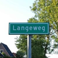 Een groen straatnaambord 'Langeweg'. Groene straatnaamborden geven in de gemeente Houten aan dat je je bevind op een straat, weg of aan in het buitengebied van de gemeente. Foto: Sander van Scherpenzeel.