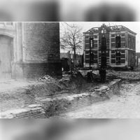 De reconstructie van het Plein, de sloop van het gemeentehuis (rechts) en het uitgraven van de kerktoren, muur in 1956-1957. Bron: Regionaal Archief Zuid-Utrecht (RAZU), 353.
