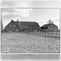 Gezicht op de rechter zijgevel van boerderij Nieuw Wulven. Achter de boerderij staat een thans verdwenen houten schuur in 1982 naar een foto van Jos Schalkwijk. Bron: Regionaal Archief Zuid-Utrecht (RAZU), 353.