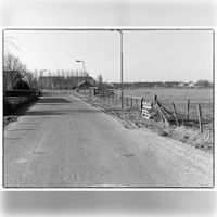 Gedeelte van de Odijkseweg gezien richting Houten. Op de achtergrond het voormalige gemeentehuis aan de Standerdmolen op 1 maart 1983. Foto: Jos Schalkwijk. Bron: Regionaal Archief Zuid-Utrecht (RAZU), 353.