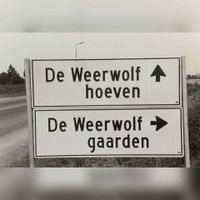 De vroege wijkbenaming in de gemeente Houten (1978-2012) aangeduid op de borden langs de Rondweg. Hier genaamd De Weerwolf, buurten De Hoeven en De Gaarden. Bron: Regionaal Archief Zuid-Utrecht (RAZU), 353.