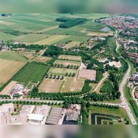 Luchtfoto van het Sportpark Oud Wulven te Houten, uit het westen, met op de voorgrond Utrechtseweg en rechts de Rondweg om Houten op 15 juni 1996. Bron: Het Utrechts Archief, catalogusnummer: 85670.