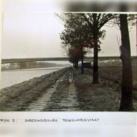 De Kanaaldijk Noord (inspectiepad) van Rijkswaterstaat ten noorden van het Amsterdam-Rijnkanaal in de jaren 80 van de vorige eeuw. Bron: onbekend.