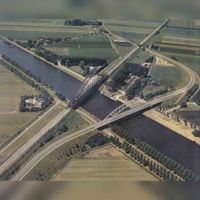 Luchtfoto gezien vanuit het zuiden met de Schalkwijkse Spoorbrug en de Schalkwijksebrug met de Schalkwijkseweg over het Amsterdam-Rijnkanaal in 1997-1998. Bron: onbekend.