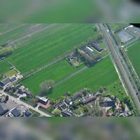 Luchtfoto gezien vanuit het noordoosten met rechtsonder de oude kern van Schalkwijk met de Brink en de Kerkweg in 2019. Foto: Slagboom en Peeters Luchtfotografie B.V..