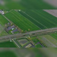 Luchtfoto gezien vanuit het zuidwesten gezien met onderaan het kasteelterrein Schalkwijk doorkruist door de Staatslijn H (Utrecht-'s-Hertogenbosch) met links boven de Slotsteeg of Slotlaan in 2019. Foto: Slagboom en Peeters Luchtfotografie B.V..