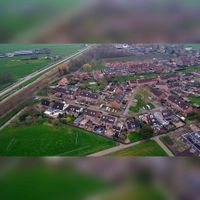 Luchtfoto uit het noorden gezien met links de spoorlijn Utrecht - 's-Hertogenbosch in 2019 met op de voorgrond de woningen aan de Biesterlaan met midden en rechts op de achtergrond de Wickenburghselaan. Foto: Slagboom en Peeters Luchtfotografie B.V..