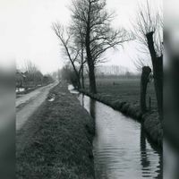 Gedeelte van de Achterdijk en de Blokhovensewetering op 1 maart 1988. Bron: Regionaal Archief Zuid-Utrecht (RAZU), 353.