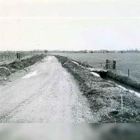 Gedeelte van de Achterdijk gezien vanaf de spoorwegovergang in 1988. Bron: Regionaal Archief Zuid-Utrecht (RAZU), 353.