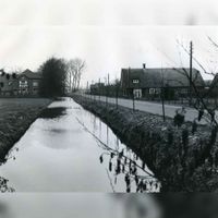 Gedeelte van de Waalsewetering en Waalseweg met rechts boerderij Waalseweg 84 en links boerderij Bouwlust, Waalseweg 89 in 1982. Bron: Regionaal Archief Zuid-Utrecht (RAZU), 353.