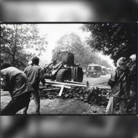 Het opruimen van een barricade door de Mobiele Eenheid (M.E.) van de politie op de Koningsweg te Utrecht, met op de voorgrond enkele aktievoerders tegen de aanleg van de A27 door het landgoed Amelisweerd, Vr. 24-09-1982. Bron: HUA, 400883.
