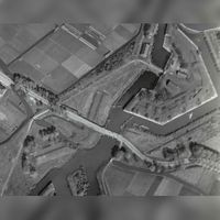 Luchtfoto van (rechtsboven) fort Lunet I met ertussen de Koningsweg te Houten met (middenonder) Fort Lunet II op de Houtensche Vlakte uit de periode 1920-1940. Met tussendoor ht landschap lopend de Oudwulverbroekwetering. Bron: Beeldbank, Defensie.