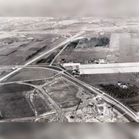 Luchtfoto gezien vanuit het zuiden met de net aangelegde rijksweg A27 en de in ontwikkeling zijnde bedrijventerrein Doornkade in 1981-1982. Linksbovenaan is Utrecht en Nieuwegein. Bron: Het Utrechts Archief, 1929, 1704.