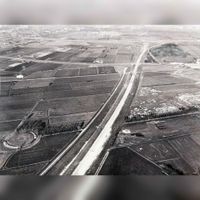Luchtfoto gezien vanuit het zuiden en de in aanleg zijnde rijksweg A27 ter hoogte van het Houtense Heerlijkheidspad met rechtsboven het bedrijventerrein Doornkade die nog in aangleg is in 1980-1981. Bron: Het Utrechts Archief, 1929, 1704.
