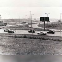 Foto gezien vanaf het viaduct bij de rijksweg A12 bij het verkeersknooppunt Laagraven en de Laagravenseweg in zuidelijke richting gezien in 1975-1980. Bron: Het Utrechts Archief, 1929, 1704.