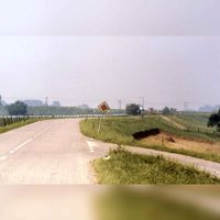 De Lekdijk met rechts de oprit vanaf de Scheidingsweg en midden de afslag naar Culemborg in 1985. Bron: Regionaal Archief Zuid-Utrecht (RAZU), 353.