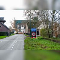 Zicht op de Zuwedijk met een bebouwd kom bord in Schalkwijk met links op de achtergrond de veevoderfabriek van Van Gorp aan de Pothuizerweg. Bron: Regionaal Archief Zuid-Utrecht (RAZU), 353.