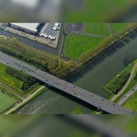 Luchtfoto gezien vanuit het noordoosten op de rijksweg A27 richting het zuiden (naar links) met de Houtensebrug over het Amsterdam-Rijnkanaal. Linksboven het bedrijfsterrein Het Klooster, gem. Nieuwegein. Foto: Slagboom en Peeters Luchtfotografie B.V..