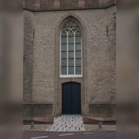 Het Lichtpad voor de ingang van Nederlandse-Hervormde Kerktoren aan de Lobbendijk 1 in het Oude Dorp. Foto: O.J. Wttewaall. Bron: Regionaal Archief Zuid-Utrecht (RAZU), 353.