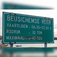 Groen informatiebord met de vaartijden van het Beusichemse Veer in februari 2019. Foto: Frank Firet.