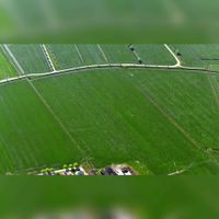 Luchtfoto gezien vanuit het zuidoosten met een gezicht op de polder van 't Hoge Land in de vroegere gemeente Werkhoven, thans Bunnik met bovenaan het Ka-pad naast de Rietsloot. Foto: Slagboom en Peeters Luchtfotografie B.V..