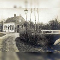 Het tolhuis op de hoek van de Herenweg en de Utrechtseweg (De Poort- Lupine-oord) De bewoner van het tolhuis was J. van Ginkel. Foto in ca. 1905. Rechts het tolbrugje en de Geersloot. Bron: Regionaal Archief Zuid-Utrecht (RAZU), 353.