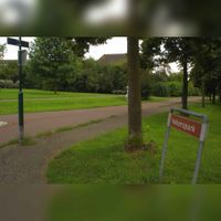 Zicht op de Lobbendijk met rechts een oud wijknaambord 'Imkerspark' in 2006. Foto: Sander van Scherpenzeel