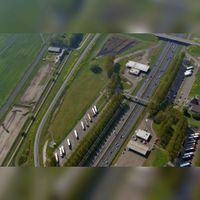 Luchtfoto gezien vanuit het noorden met de rijksweg A27 met rust- en verzorgingsplaats De Kroon op het grondgebied van van de gemeente Nieuwegein. Foto: Slagboom en Peeters Luchtfotografie B.V..
