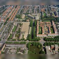 Luchtfoto van een deel van de wijk Hoograven te Utrecht, met op de voorgrond de 't Goylaan, uit het zuiden. Centraal boven het wooncomplex Nieuw Plettenburgh (Oud Wulvenlaan 6); links de Constant Erzeijstraat overgaand in de W.A. Vultostraat (boven) op dinsdag 30 juli 2002. Bron: Het Utrechts Archief, catalogusnummer:	844620.