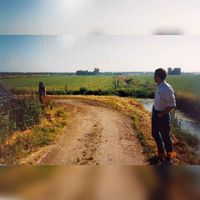 Gezicht op een gedeelte van de Knoesterweg in juli 1995 tijdens de ruilverkaveling tussen 1983-2003 waarbij dit particuliere gedeelte van de weg in onderhoud, beheer en eigendom werd overgedragen aan de gemeente Houten. Bron: Regionaal Archief Zuid-Utrecht (RAZU), 005.