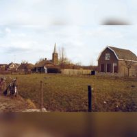 De woningen aan het Molenpad. Op de achtergrond de toren van de rooms-katholieke kerk in ca. 1975. Bron: Regionaal Archief Zuid-Utrecht (RAZU), 353.
