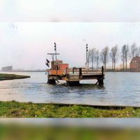 De veerwagen in het Amsterdam-Rijnkanaal ter hoogte van de Kanaaldijk Zuid in de periode 1950-1965. Digitaal ingekleurd. Bron: onbekend.
