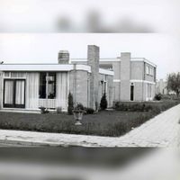 Een bungalow aan de Pr. Willem de Zwijgerlaan in het Oude Dorp van Houten rond 1970-1980. Bron: Regionaal Archief Zuid-Utrecht (RAZU), 353.
