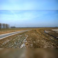 De noordelijke Rondweg ter hoogte van de buurt De Weiden op een winterdag in ca, 1981-1982. Bron: Regionaal Archief Zuid-Utrecht (RAZU), 353, 50206, 121.