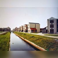 Rechts de appartementen aan de Talingweide en het Kooikerseind richting Het Rond gezien midden in ca. 1985 in het midden de Geersloot lopend door het Kooikerspark. Bron: Collectie gemeente Houten.