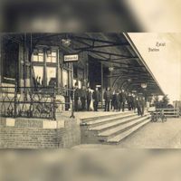 Gezicht op de straatzijde van het station van de Nederlandse Centraal Spoorwegmaatschappij (N.C.S.-station Zeist) te Zeist uit het zuidwesten; met een aantal personeelsleden en publiek in 1905-1910. Bron: Het Utrechts Archief, catalogusnummer: 15734.