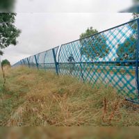 Afbeelding van een windscherm langs het fietspad tussen Utrecht en Houten aan de Utrechtseweg, ter hoogte van het viaduct over de rijksweg A27 op dinsdag 29 augustus 1995. Bron: Het Utrechts Archief, catalogusnummer: 823904.