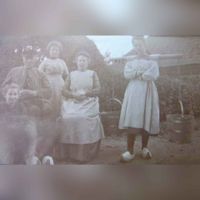 Het gezin De Goeij op boerderij Den Oord rond 1890-1900. Bron: FB Oud Houten, Jacqueline ter Beest.