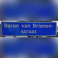 Straatnaambord 'Baron van Brienen-straat' in het dorp Stad aan 't Haringvliet. Foto: Sander van Scherpenzeel.