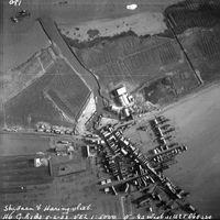 Luchtfoto van het dorp Stad aan 't Haringvliet tijdens de watersnoodramp van 1953. Foto genomen op donderdag 2 februari 1953. Bron: Beeldbank Defensie, objectnummer: 2152-034-078.