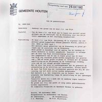 Op dinsdag 26 oktober van het jaar 1982 kocht de gemeente Houten twee percelen Binnenweg aan van de heer J.A. van Wijk, wonende aan de Odijkseweg nr. 40 voor ƒ. 26.000,-. Fragment van raadsbesluit. Bron: RAZU, 005.