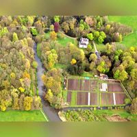 Luchtfoto uit 2016 vanuit het zuiden gezien van het landgoed en huis Nieuw-Amelisweerd met links op de foto rivier de Kromme Rijn en rechtsonder diverse moestuinen. Foto: Slagboom en Peeters Luchtfotografie B.V.