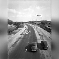Na het rechttrekken van de Koningsweg werd deze foto vanaf hetzelfde punt gemaakt in 1963 met als resultaat een vernieuwde Koningsweg. Bron: Het Utrechts Archief, catalogusnummer: 43393.